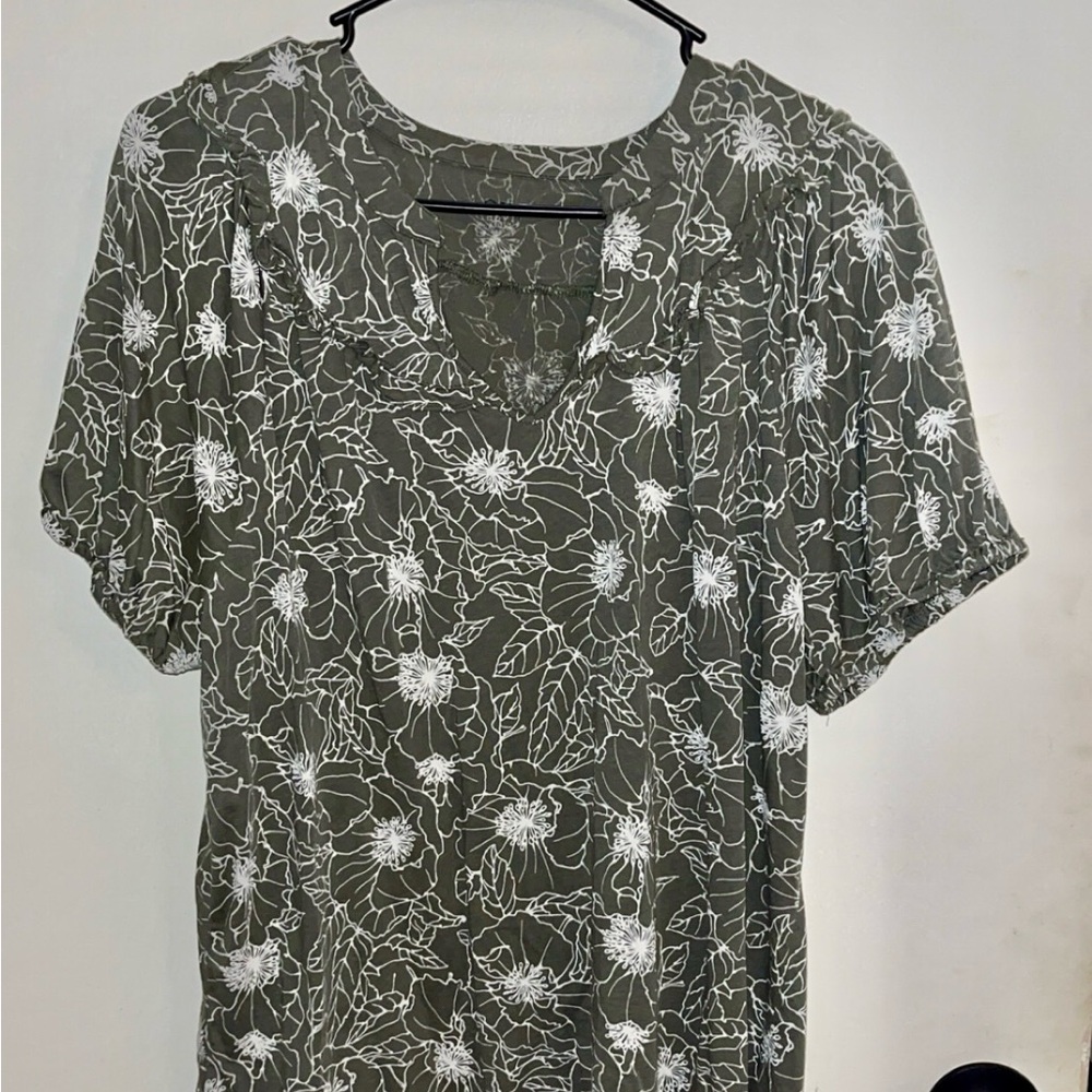 LOFT Green and White Floral Short Sleeve Top